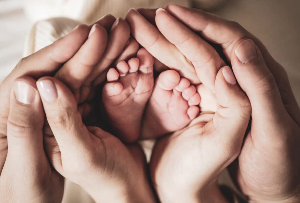 Baby-Fotoshooting-mit-Händen-und-Füßen